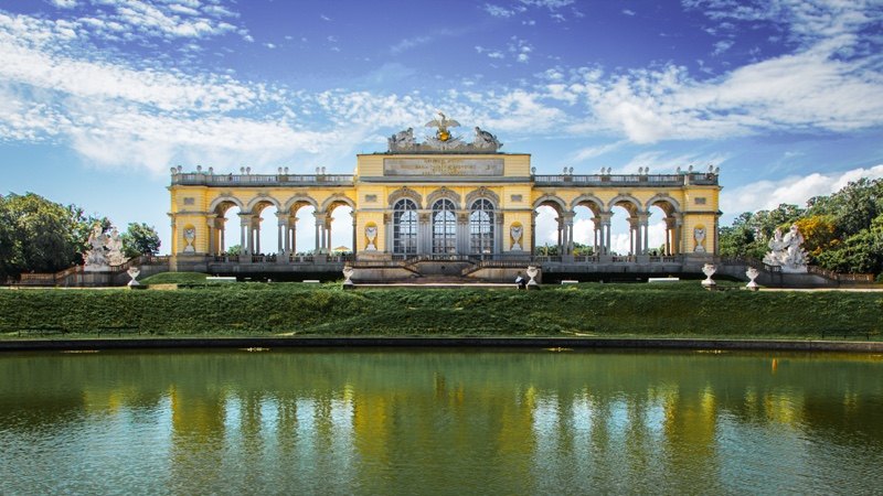 Die Gloriette im Schlosspark Schönbrunn spiegelt sich im Wasserbecken