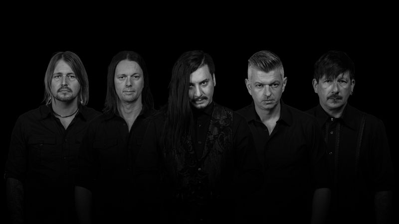 Die Band Vinegar Hill, fünf Musiker in Schwarz vor dunklem Hintergrund